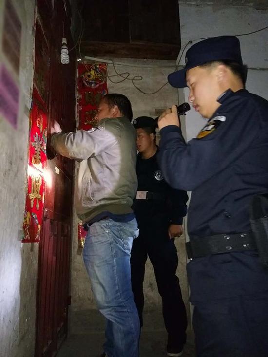 庆阳地区粗心妈妈误将幼女锁家中 民警全城寻开锁师傅开门